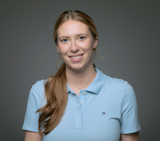 Zahnärztin Sandra in Arbeitskleidung