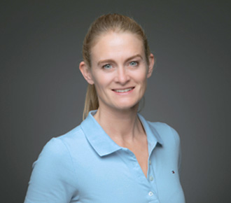 Zahnärztin Sarah in Arbeitskleidung