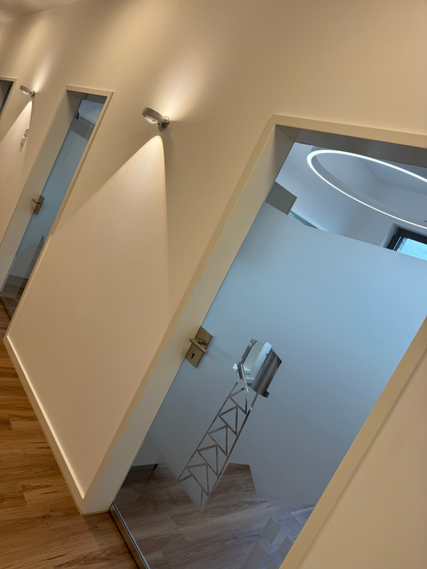 Helle Beratungsräume von außen