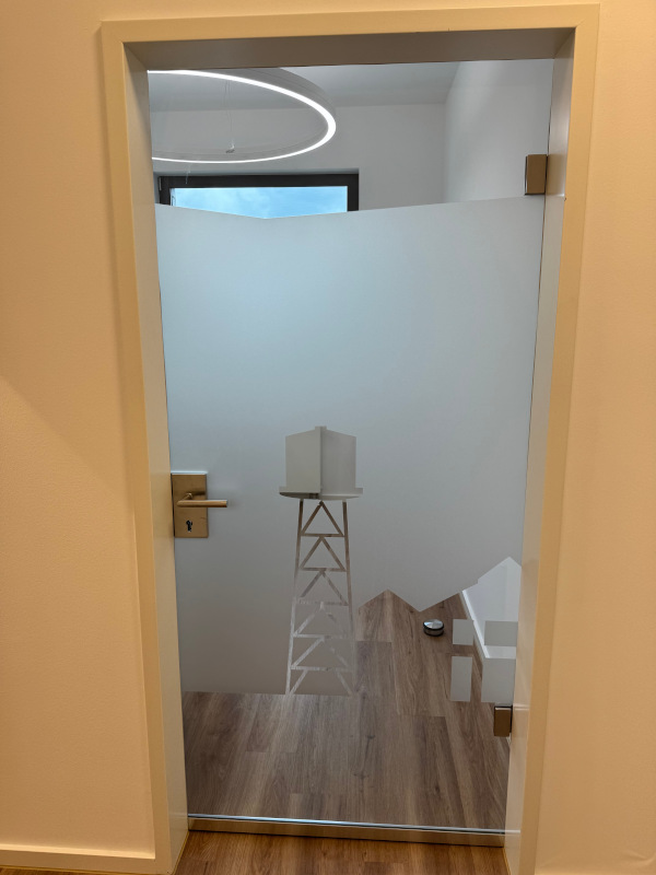 Moderne Glastüre eines Beratungsraumes in Zahnarztpraxis