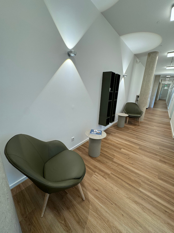 Der helle Wartebereich in der Zahnarztpraxis in Bochum