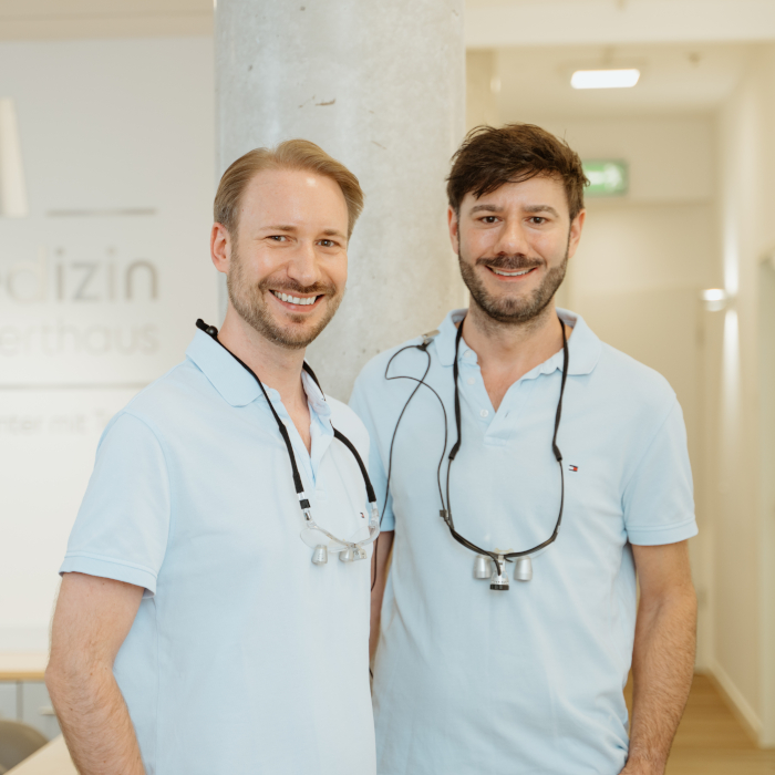 Zwei Zahnärzte in Bochum stehen in Praxis